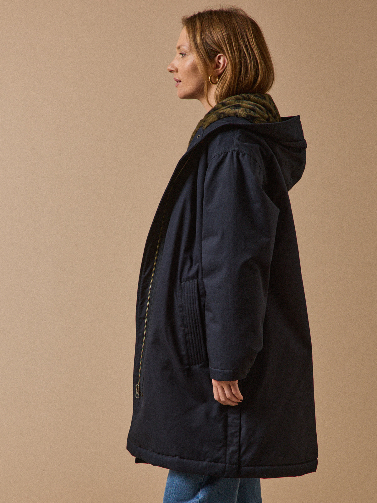 Women's mid-length parka with faux-fur lining