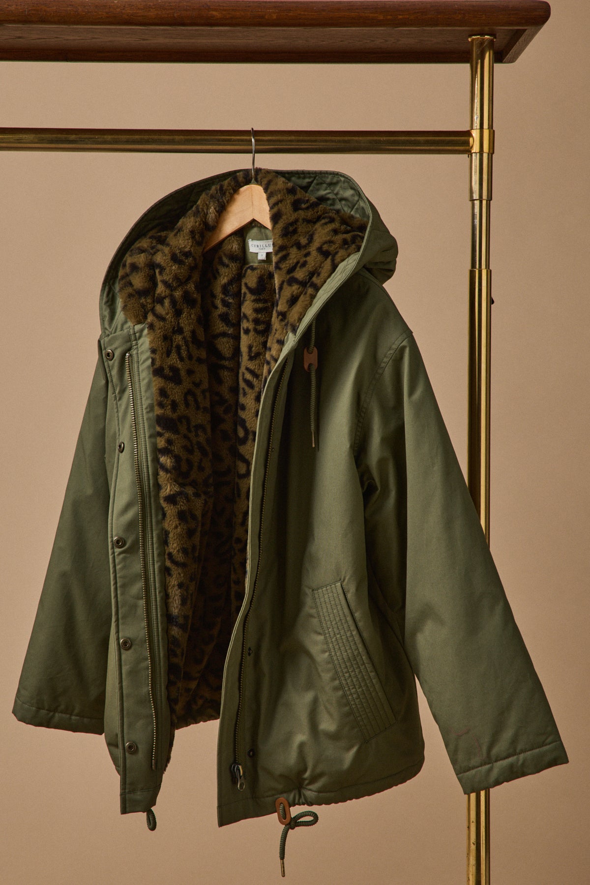 Women's short parka with faux-fur lining
