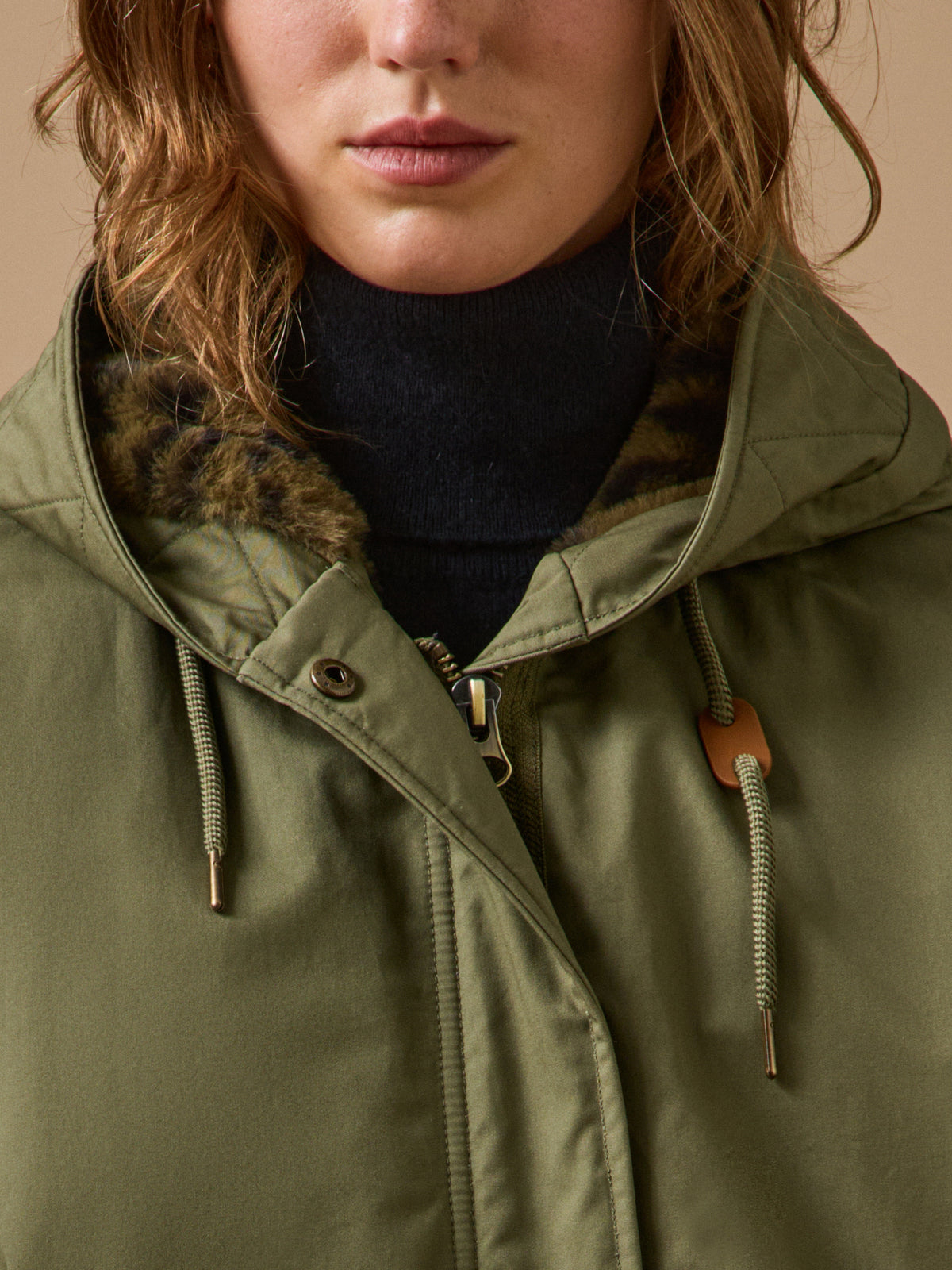 Women's short parka with faux-fur lining