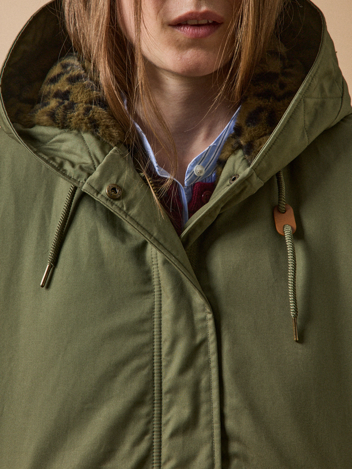Women's short parka with faux-fur lining
