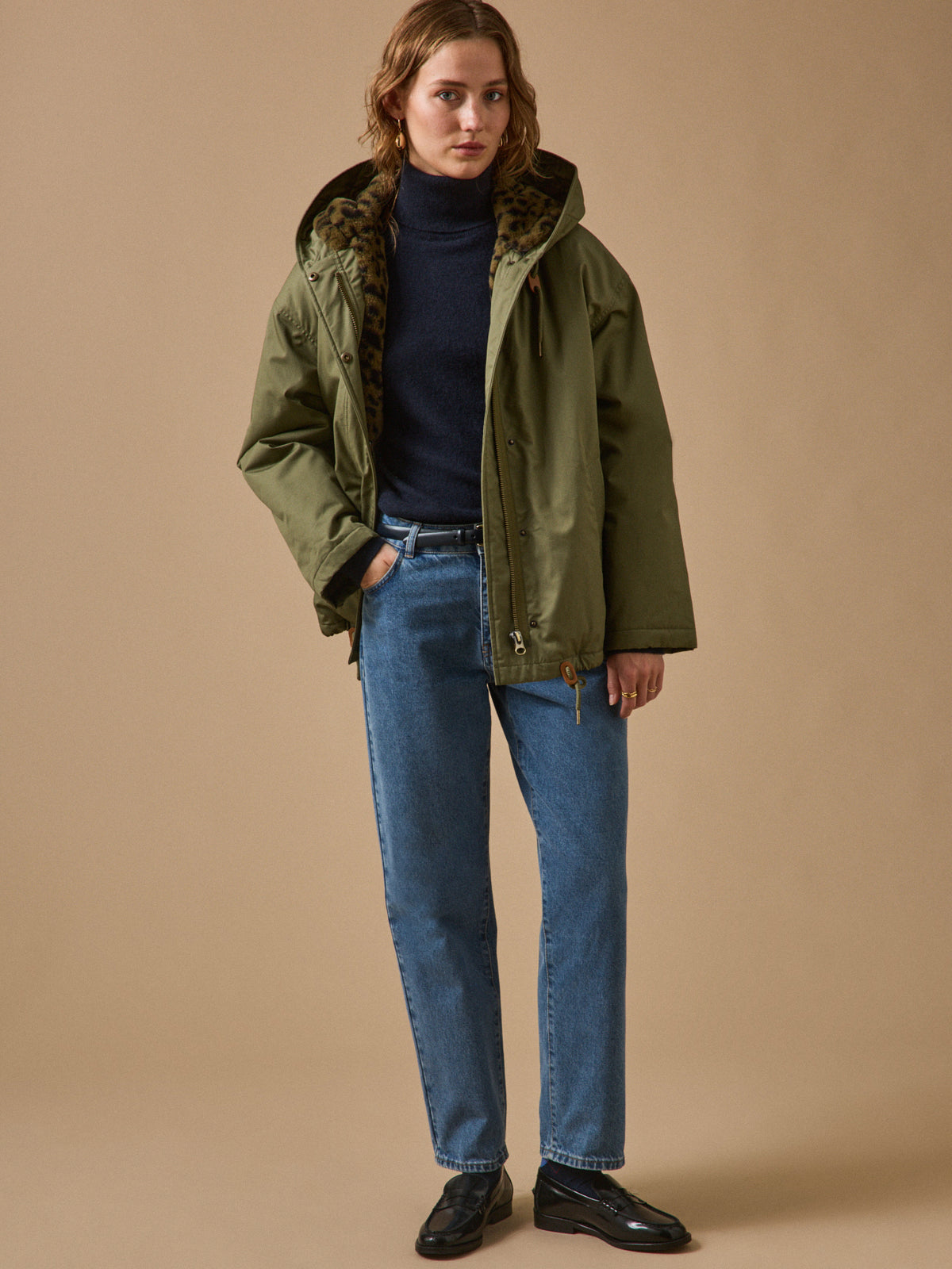 Women's short parka with faux-fur lining