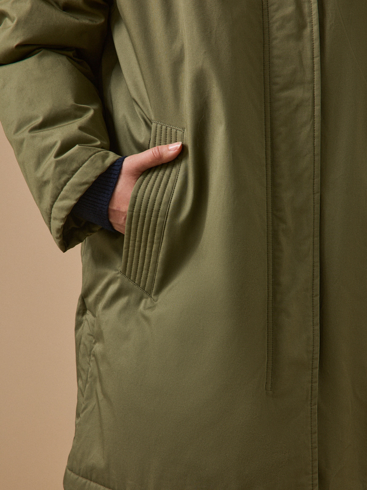Women's mid-length parka with faux-fur lining