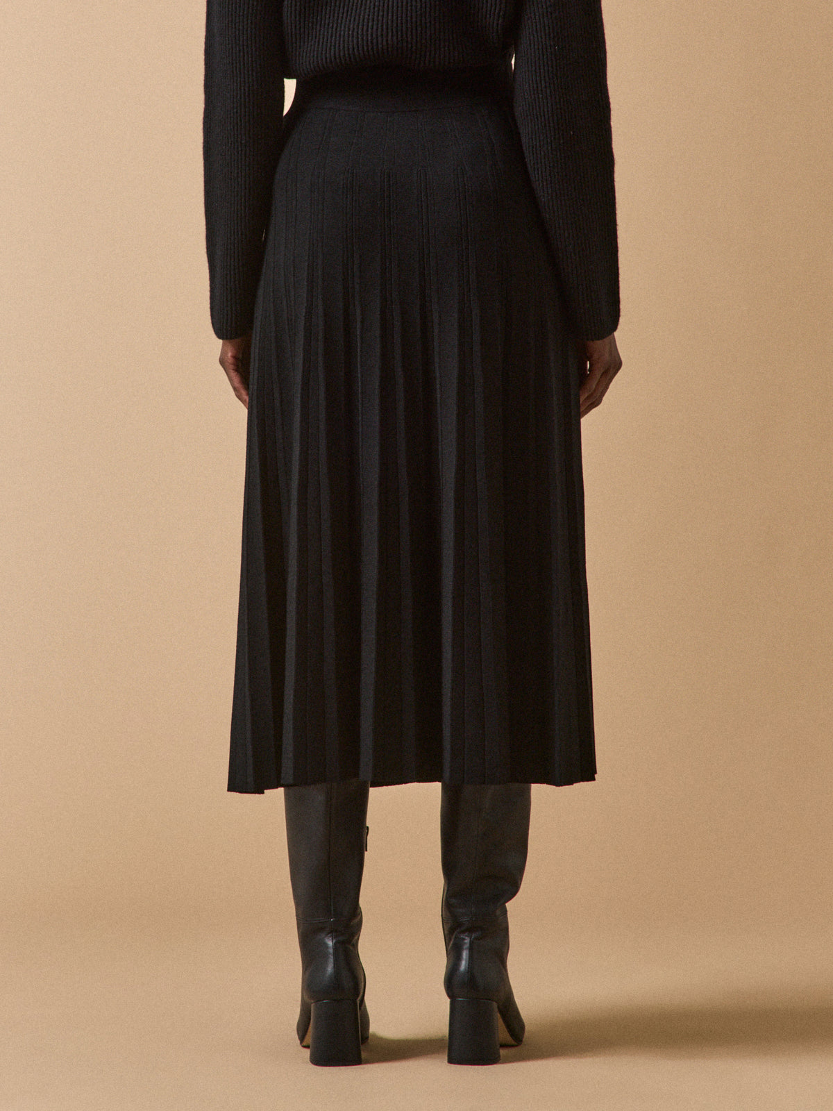 Women's pleated mid-length knit skirt