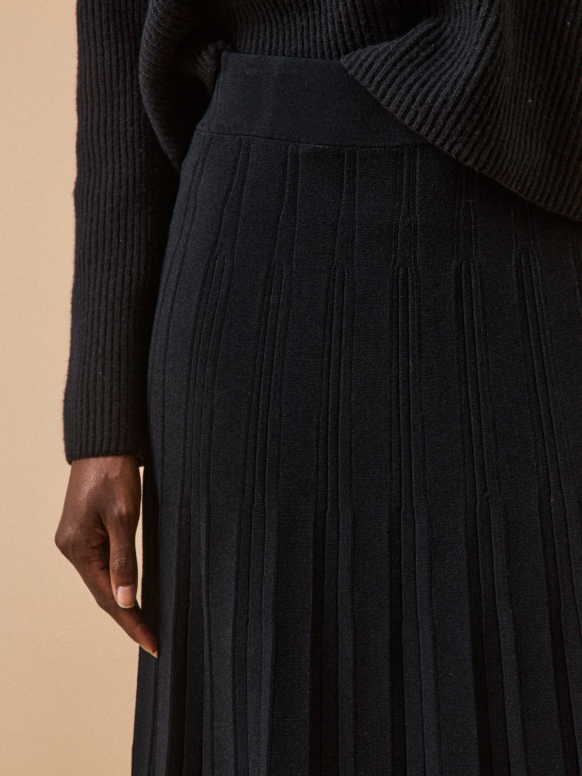 Women's pleated mid-length knit skirt