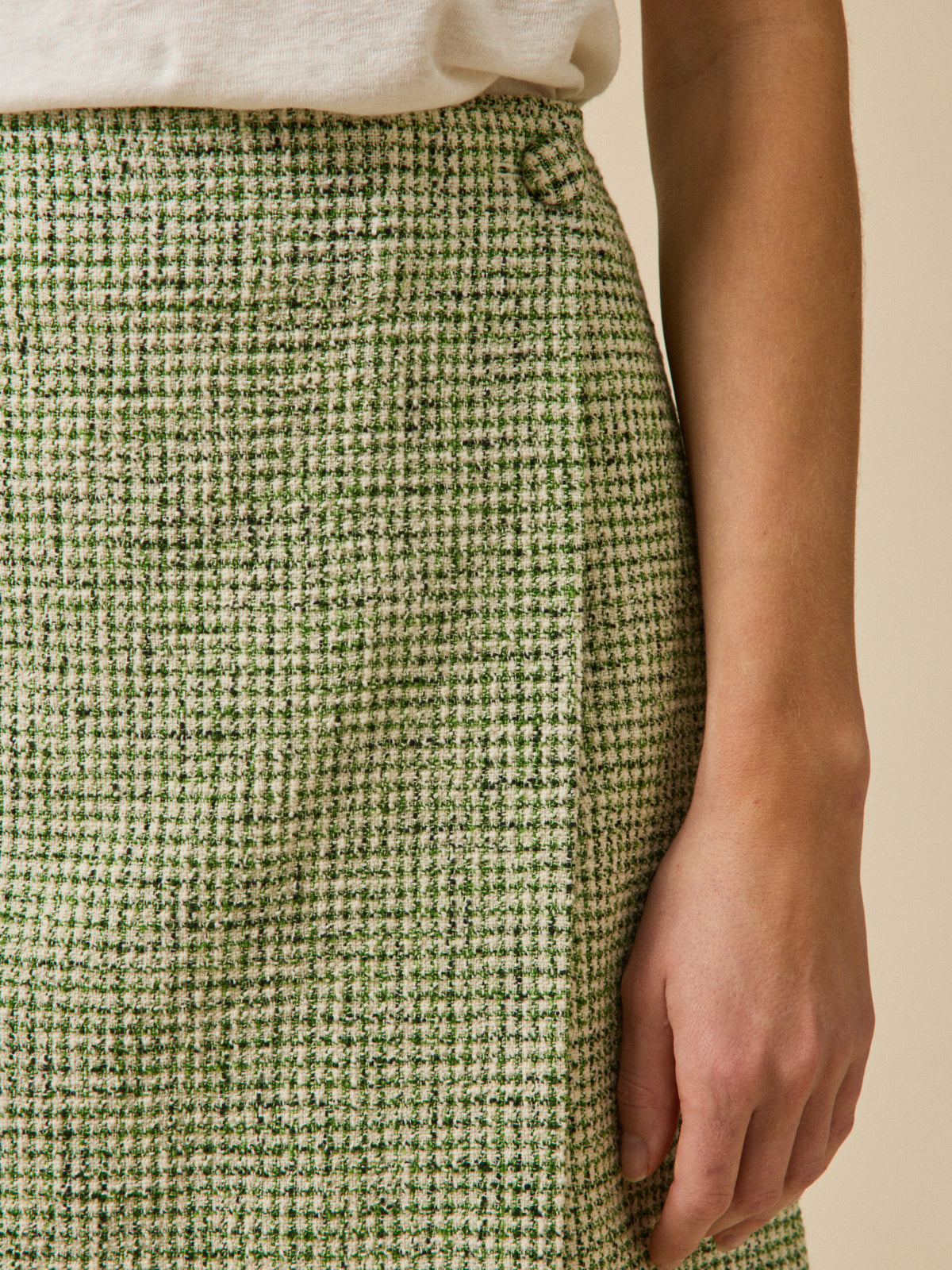 Women's short wraparound skirt in tweed checks