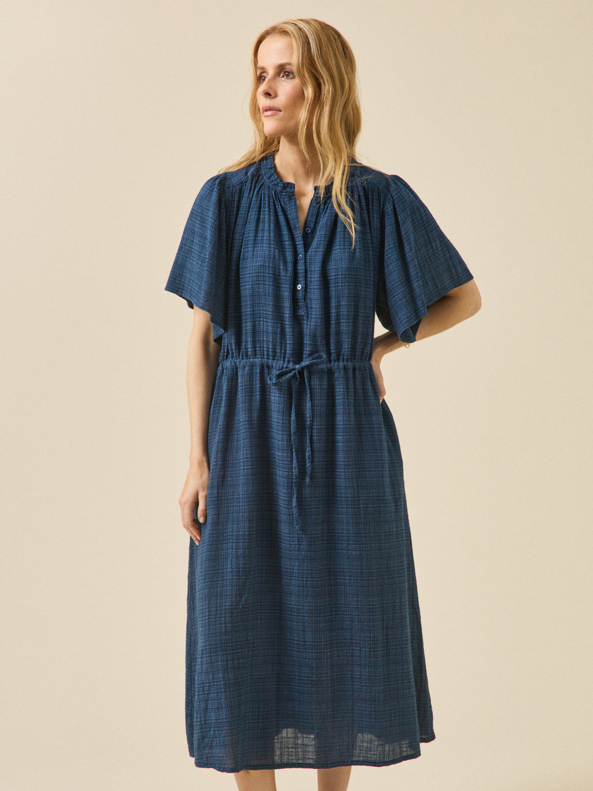 Robe longue en crépon manches papillon femme