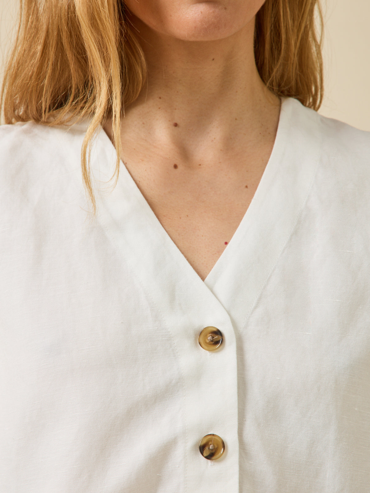 Women's linen and viscose button top