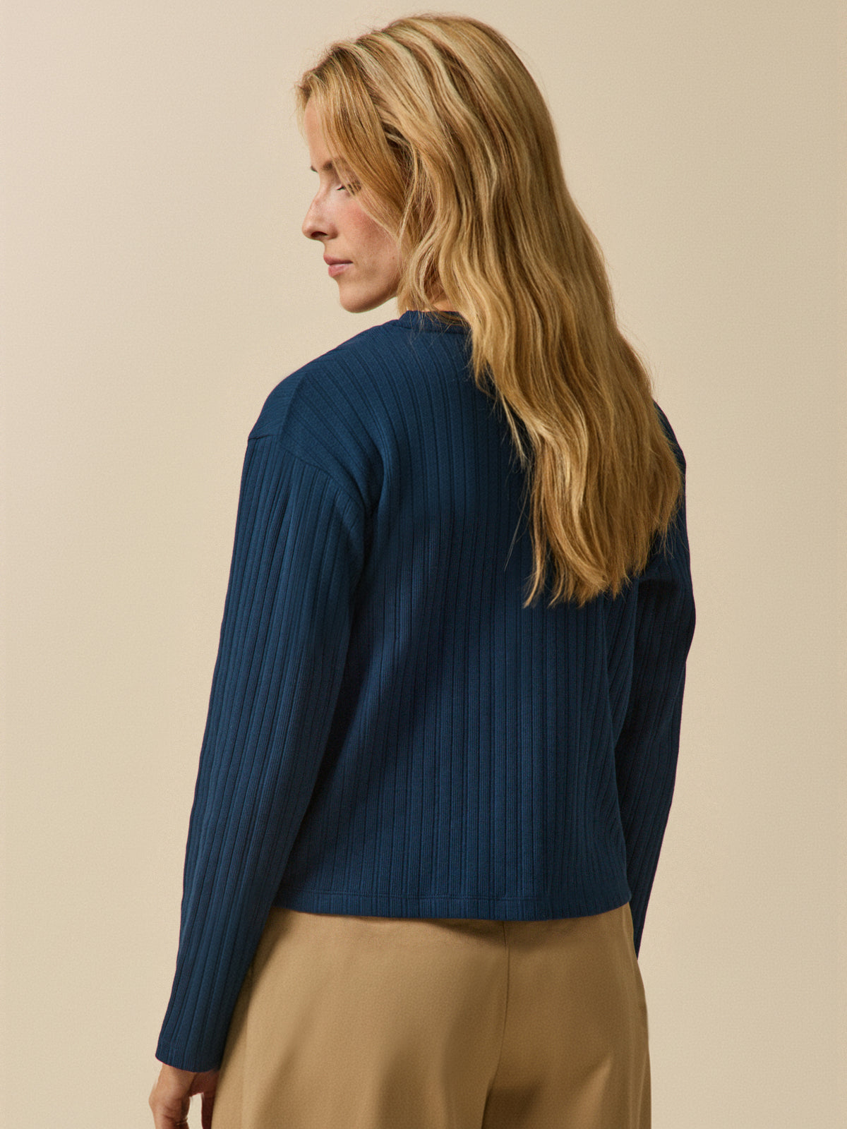 Women's organic cotton ribbed knit T-shirt with button fastening
