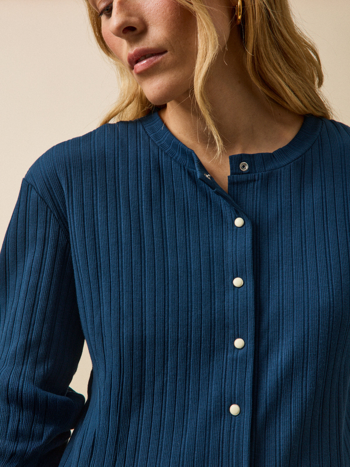 Women's organic cotton ribbed knit T-shirt with button fastening