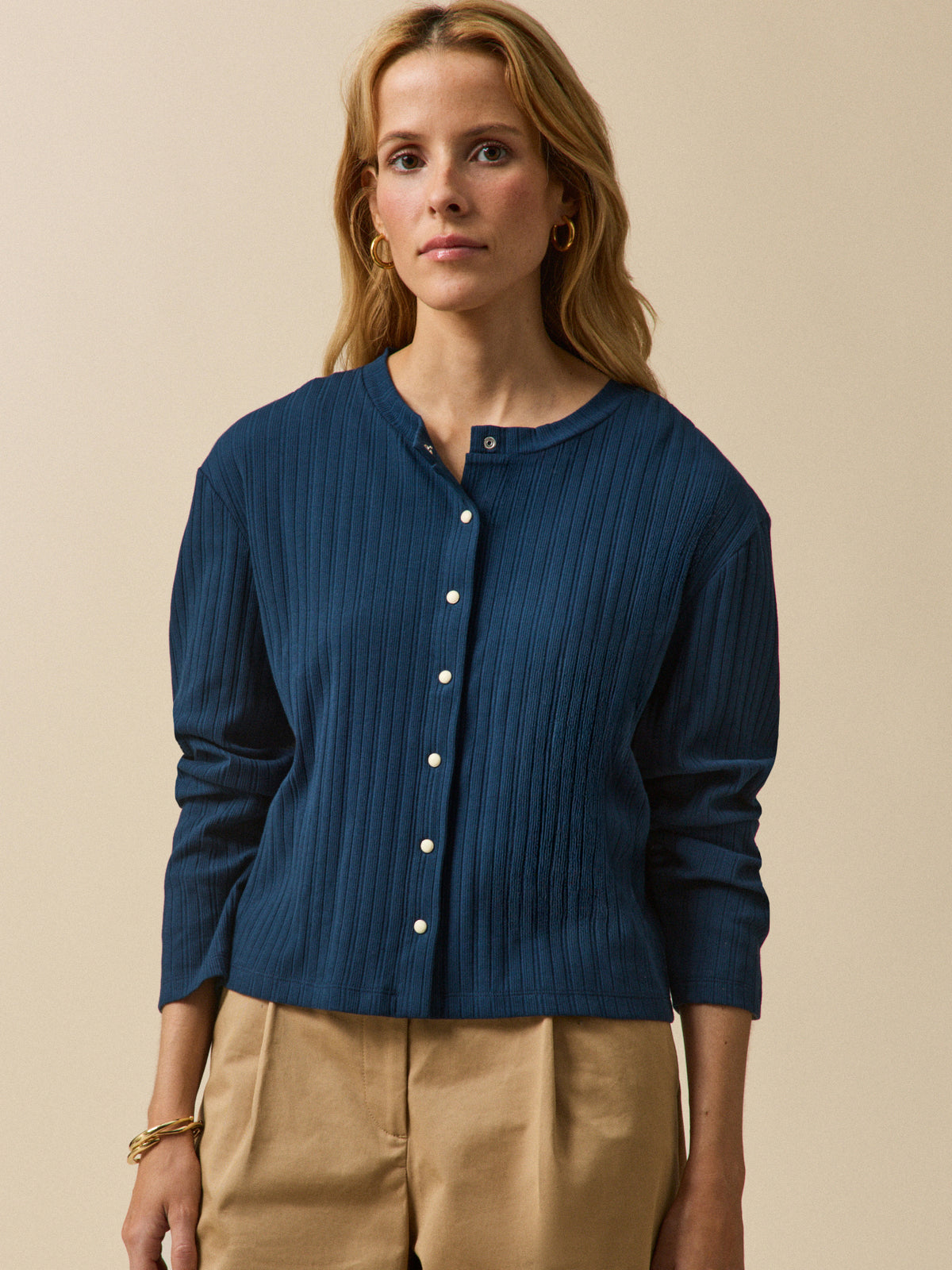 Women's organic cotton ribbed knit T-shirt with button fastening
