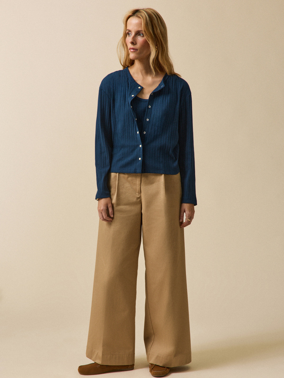 Women's organic cotton ribbed knit T-shirt with button fastening