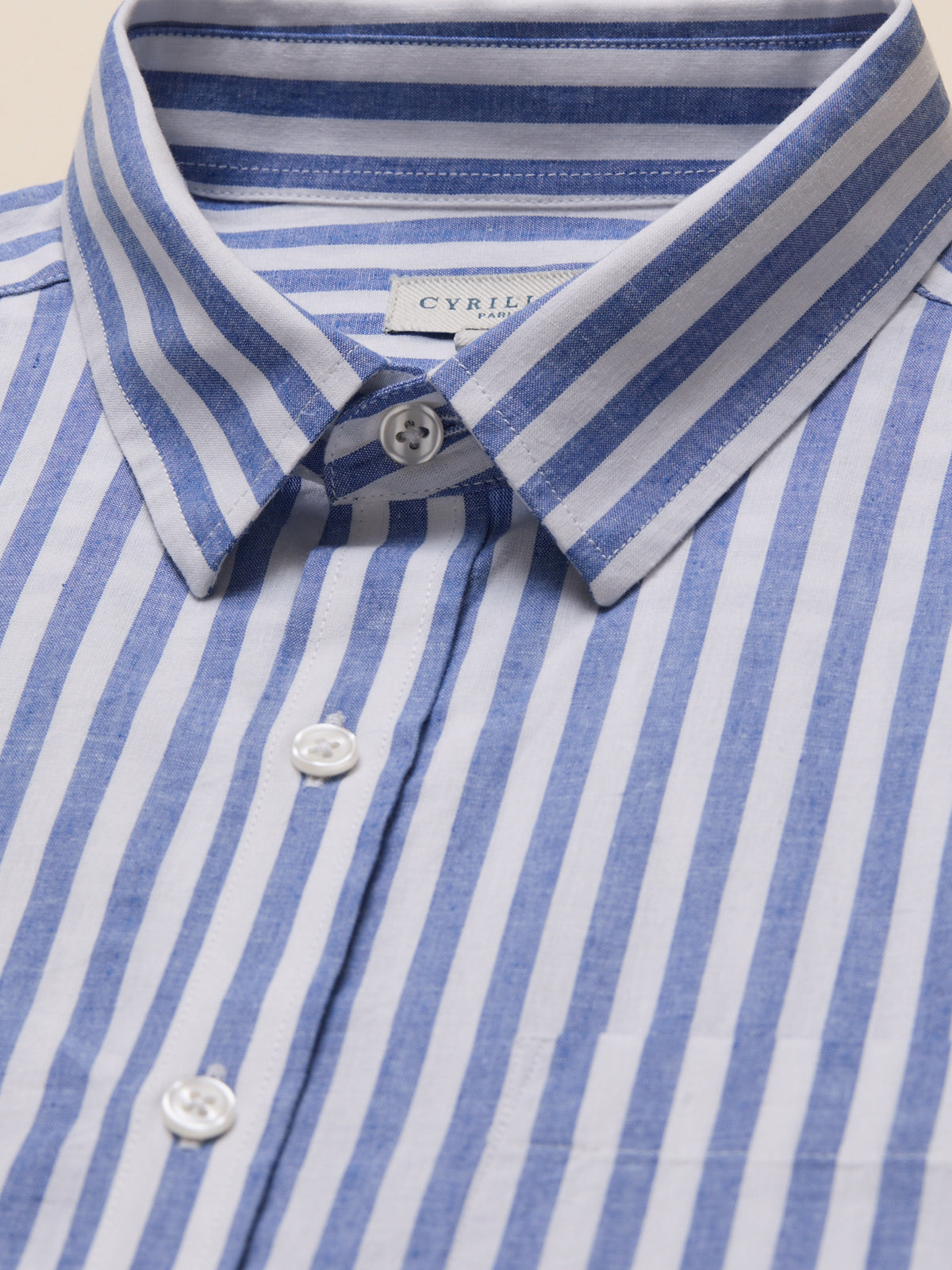 Men's contemporary fit shirt with short sleeves