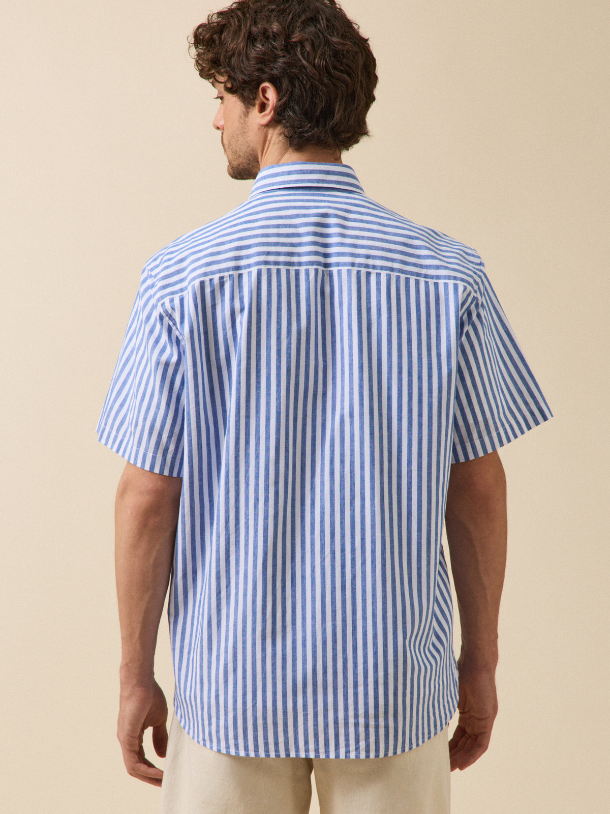 Men's contemporary fit shirt with short sleeves