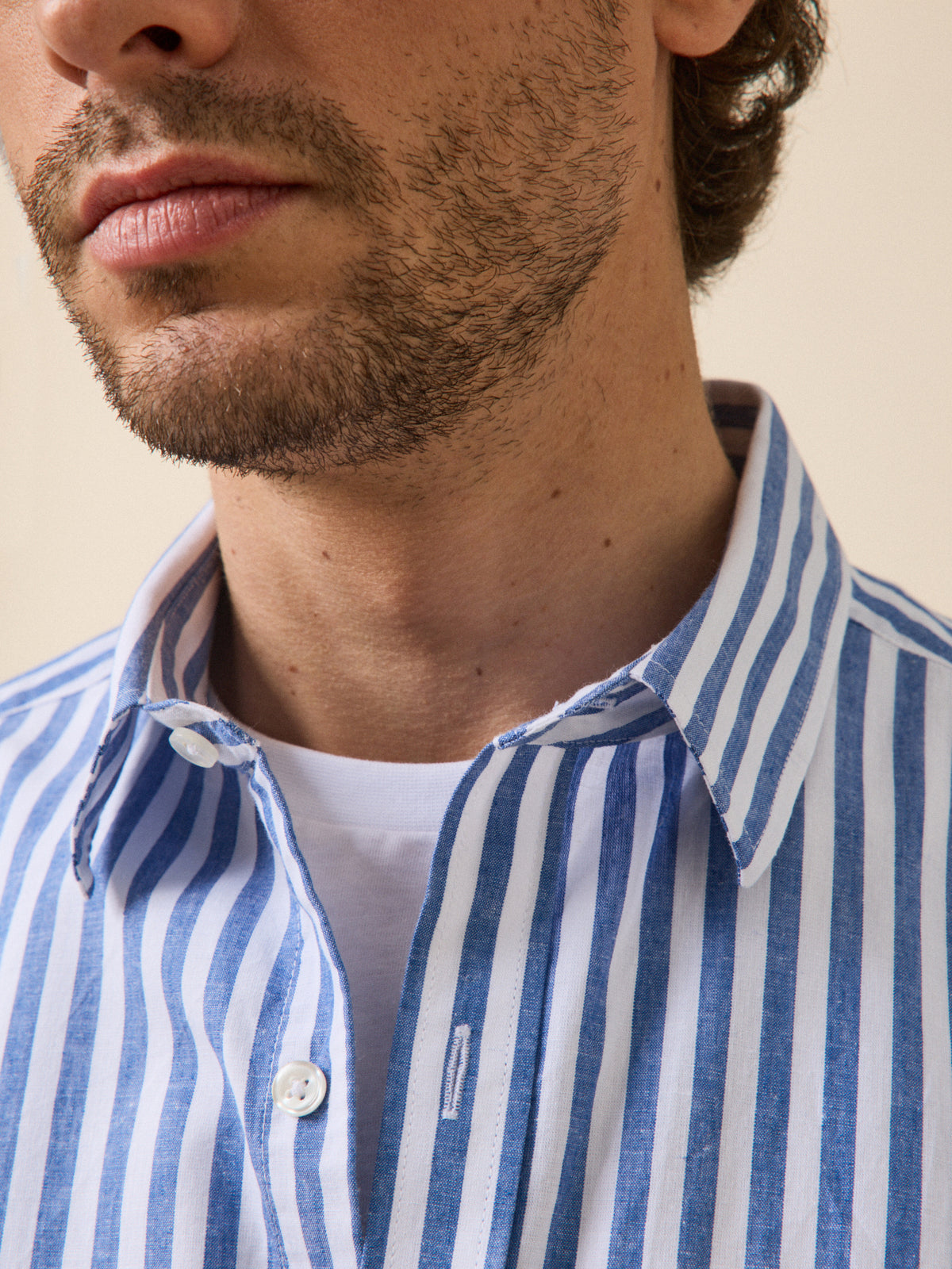Men's contemporary fit shirt with short sleeves