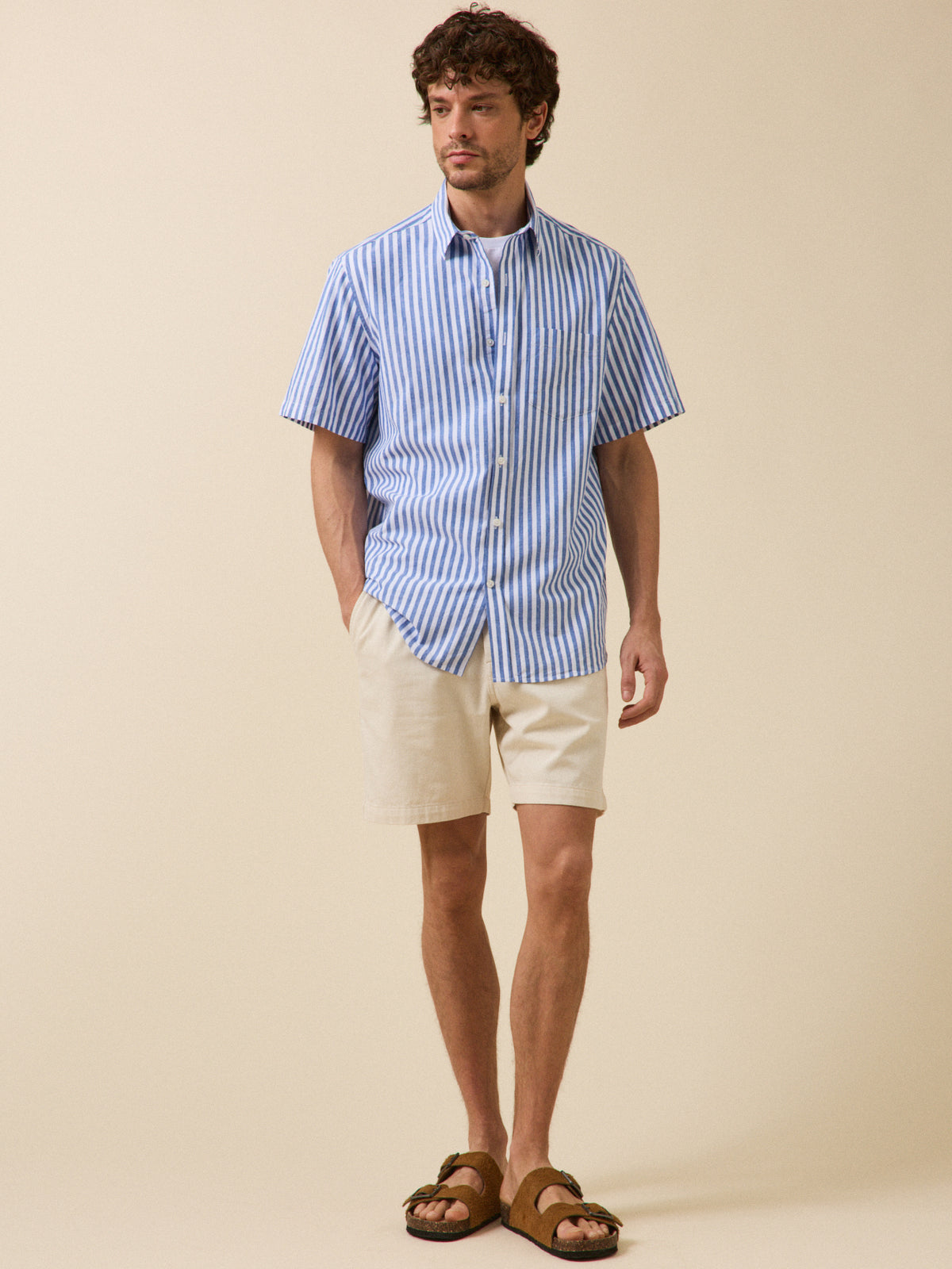 Men's contemporary fit shirt with short sleeves