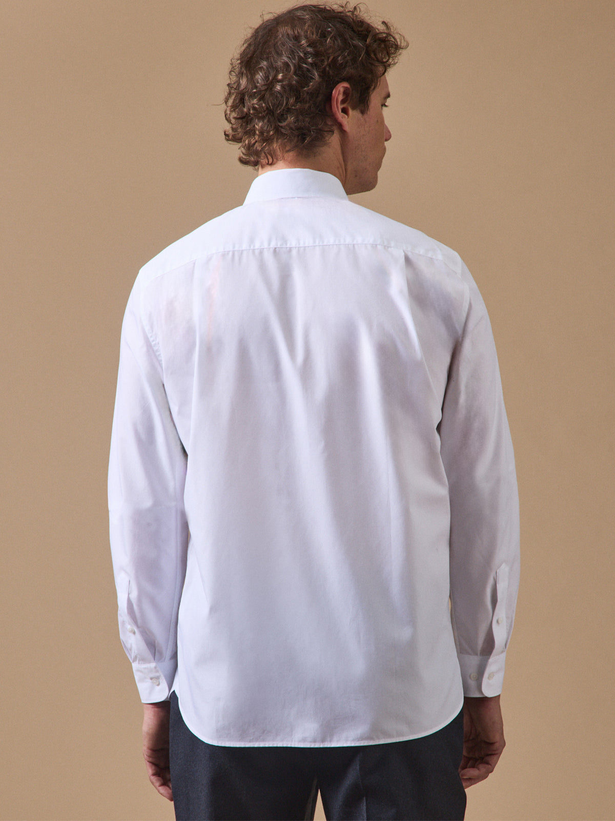 Men's solid color poplin shirt in a contemporary fit