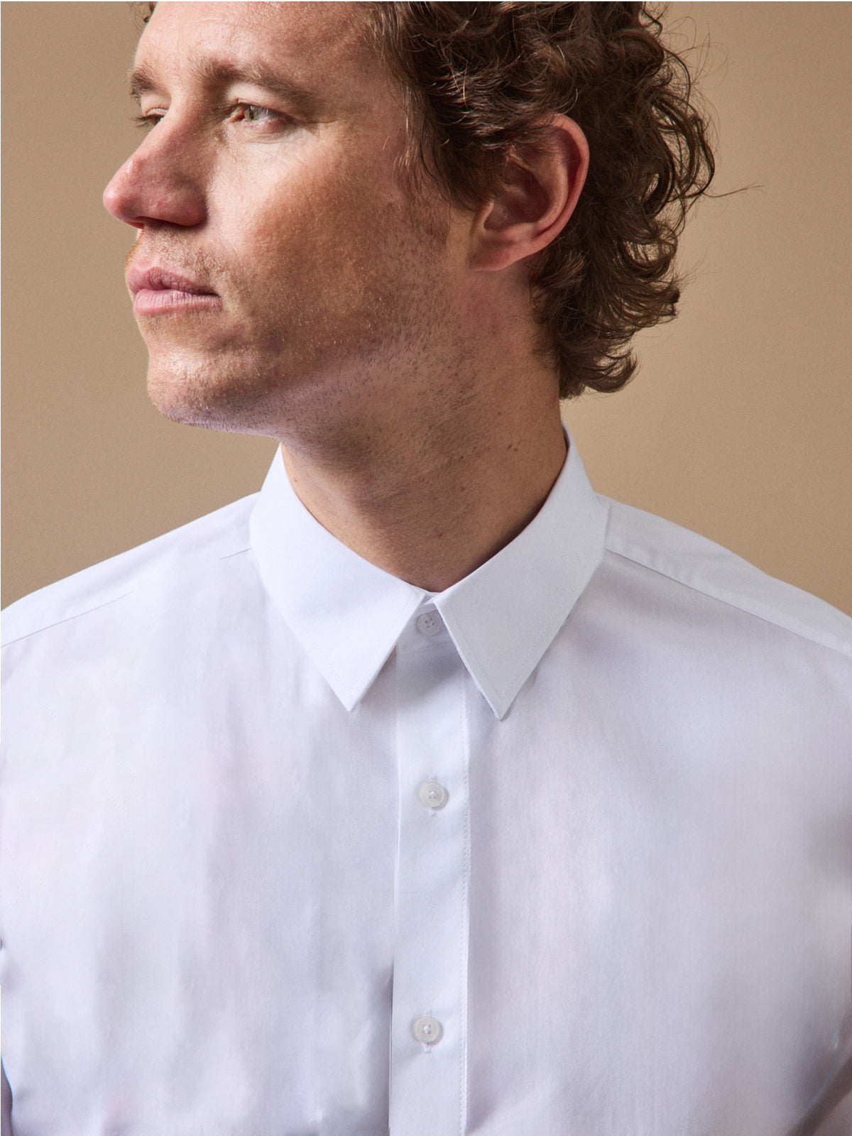 Men's solid color poplin shirt in a contemporary fit