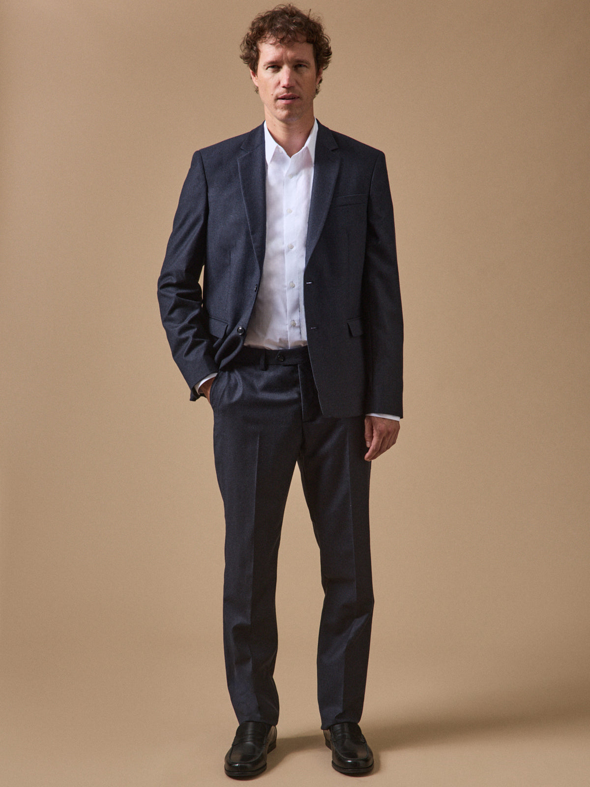 Men's solid color poplin shirt in a contemporary fit