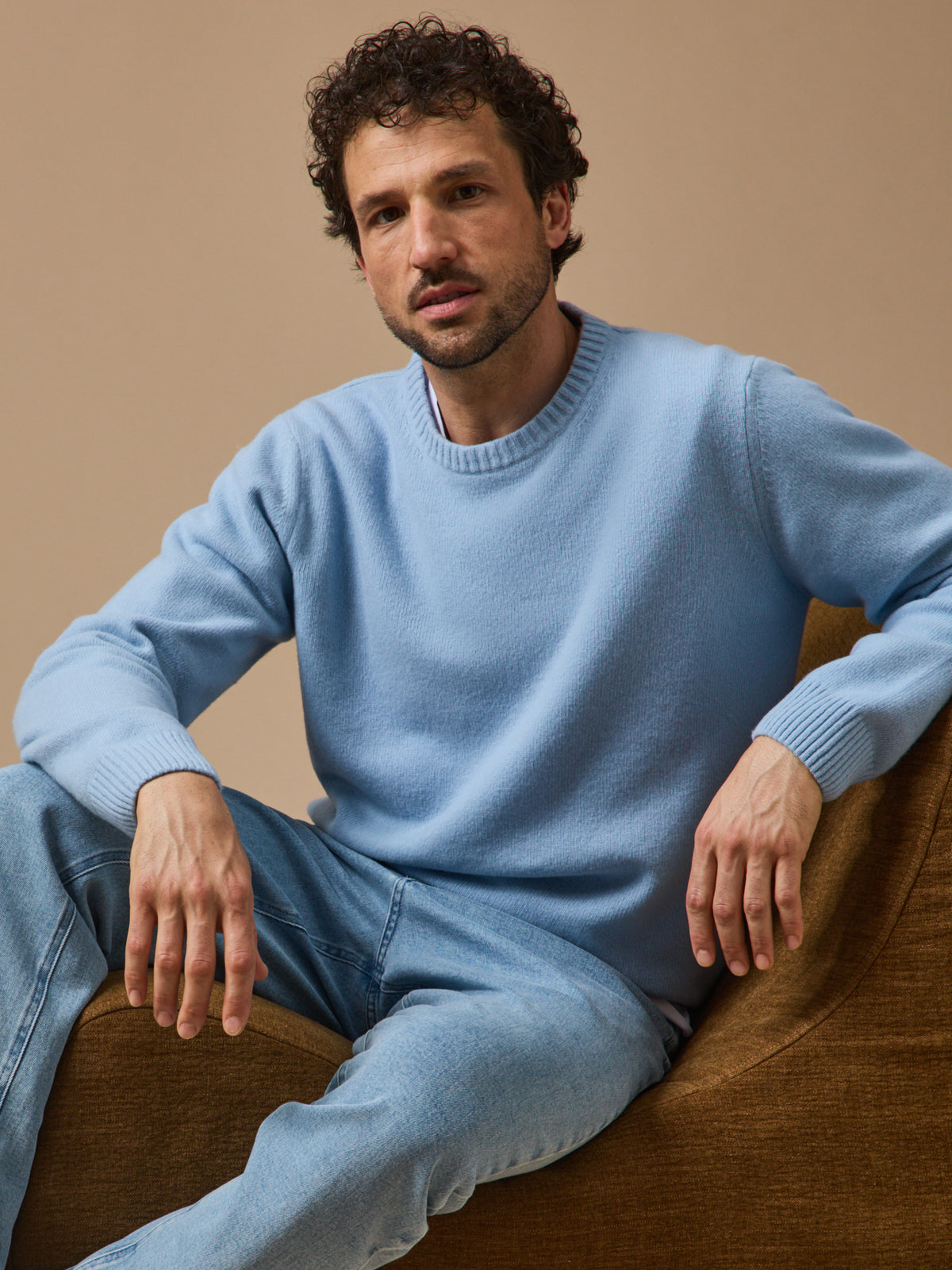 Men's wool blend sweater with round neckline