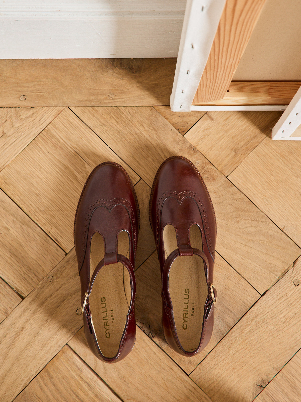 Women's sandals with T-strap and punch-hole toe