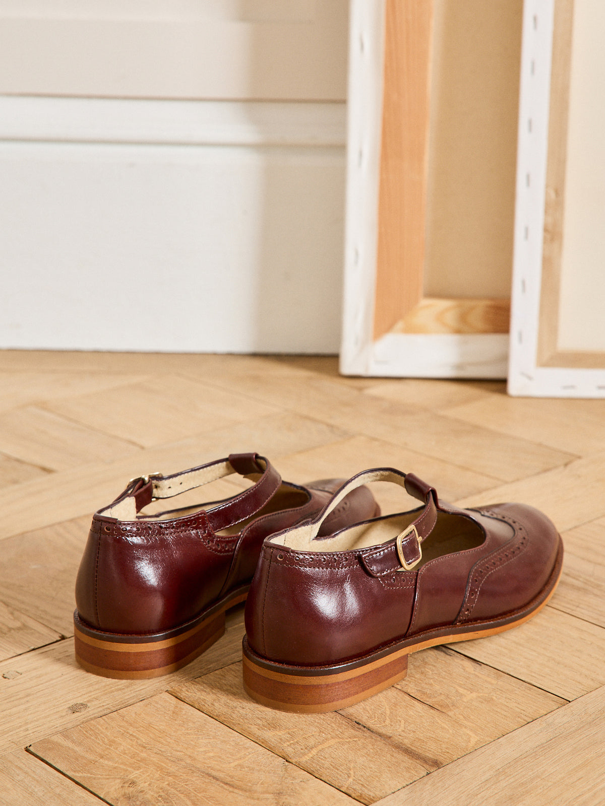 Women's sandals with T-strap and punch-hole toe