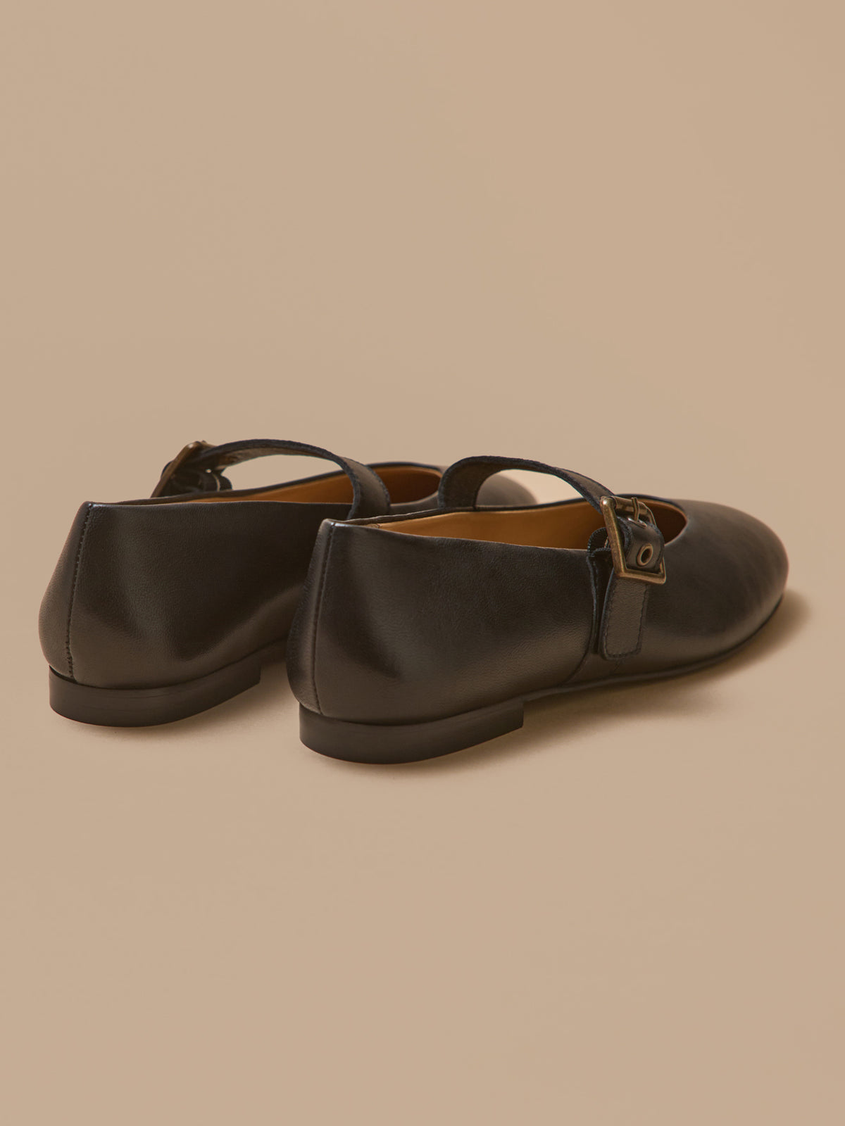 Women's leather ballet shoes with strap