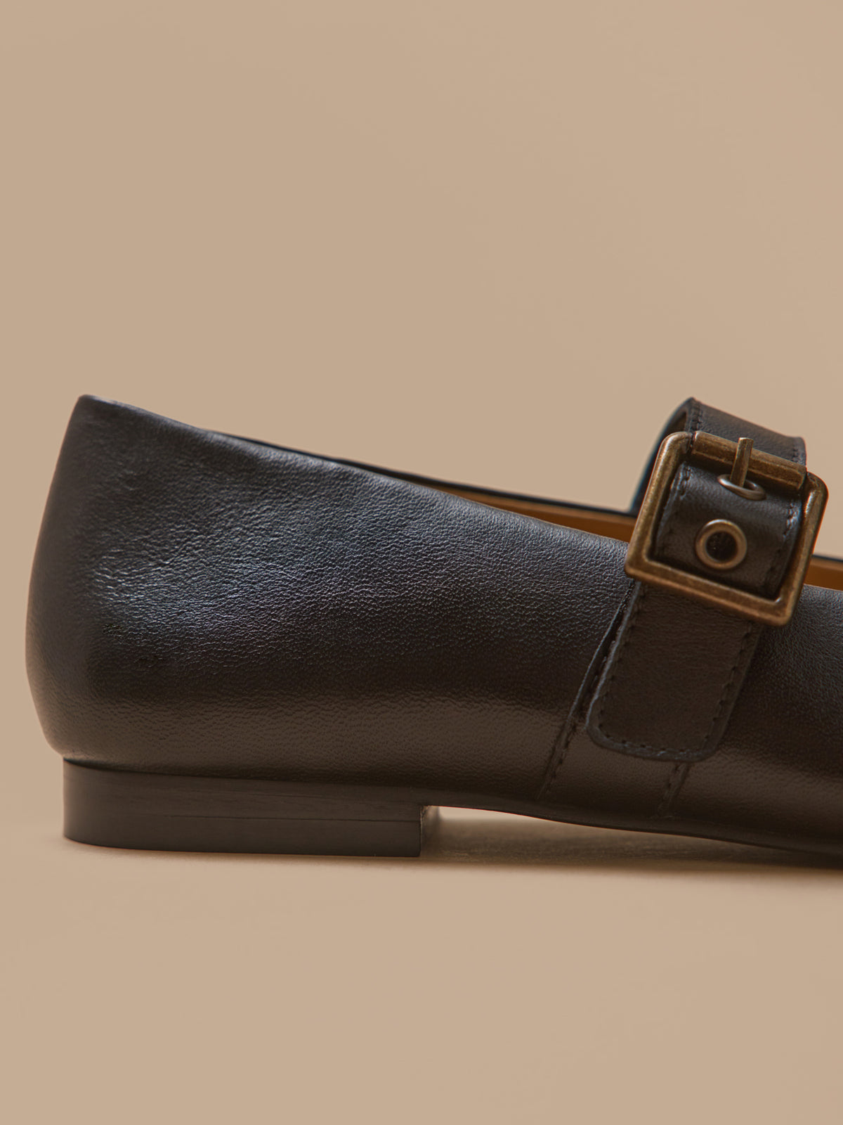 Women's leather ballet shoes with strap