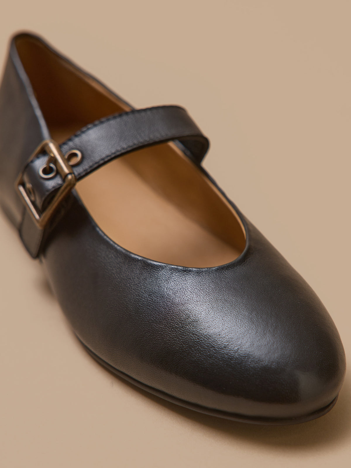 Women's leather ballet shoes with strap