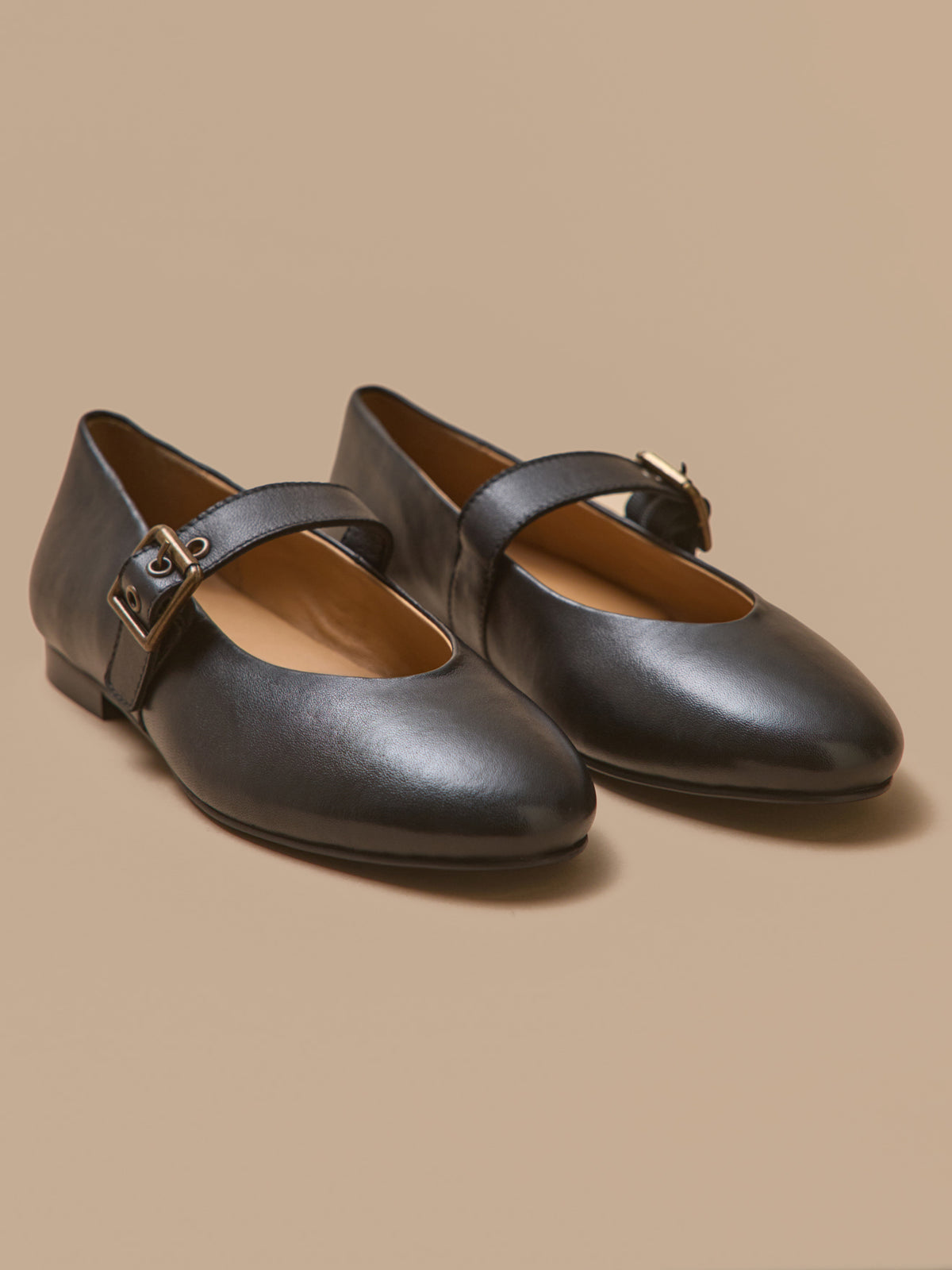 Women's leather ballet shoes with strap