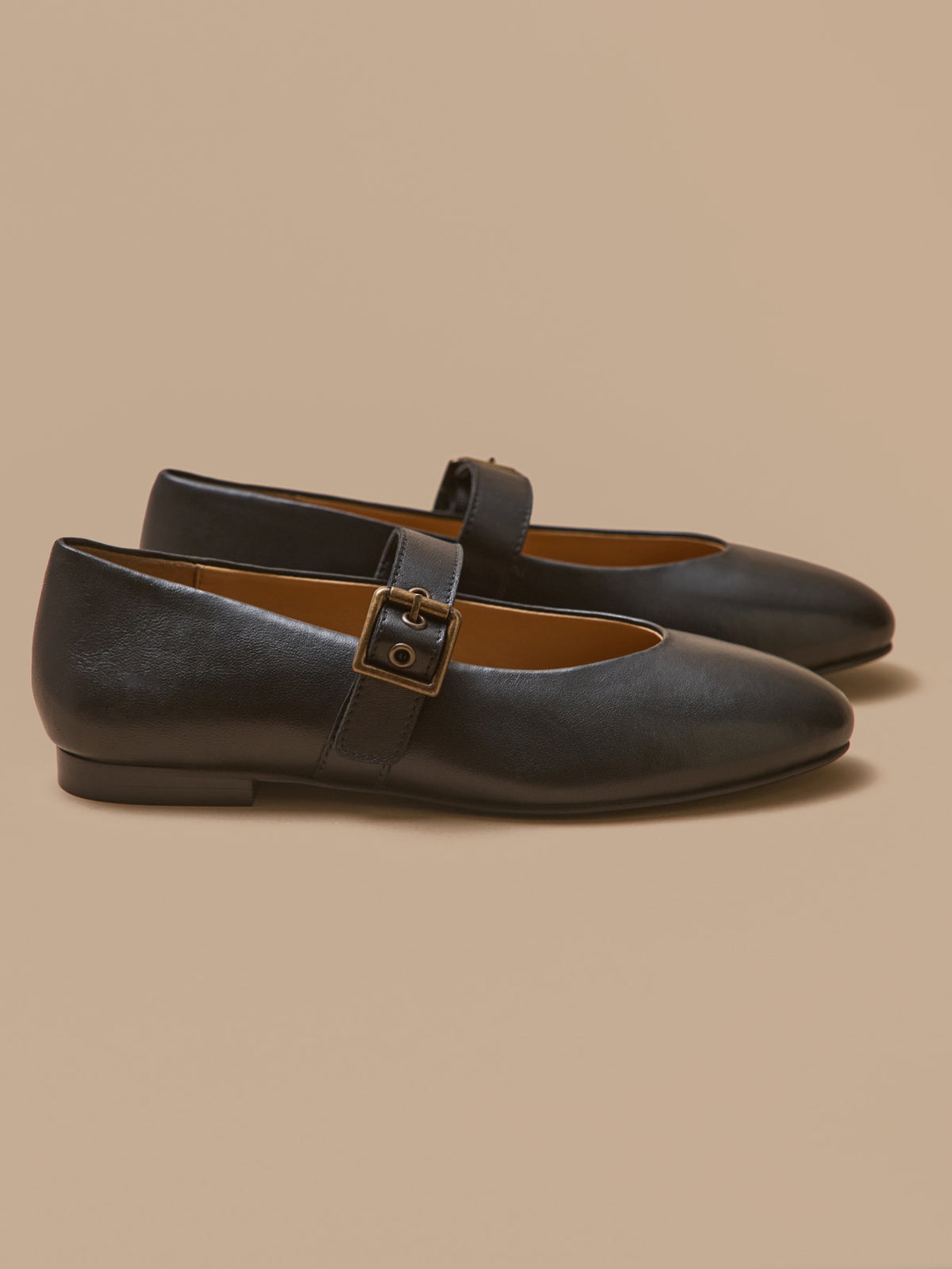 Women's leather ballet shoes with strap