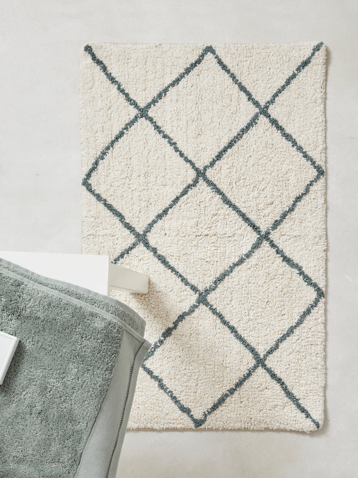 Bath mat with crosshatch motif