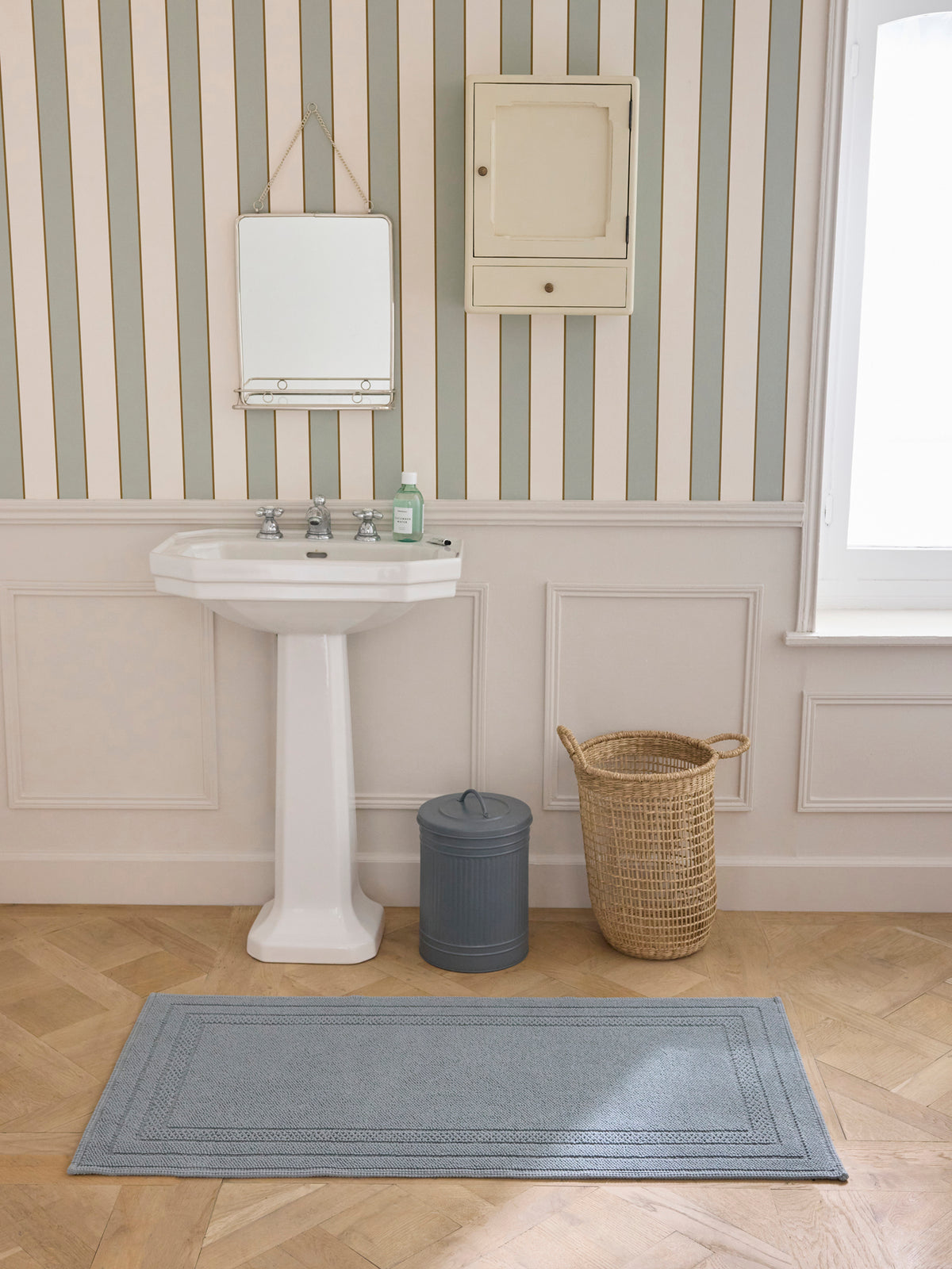 Pile loop bath mat