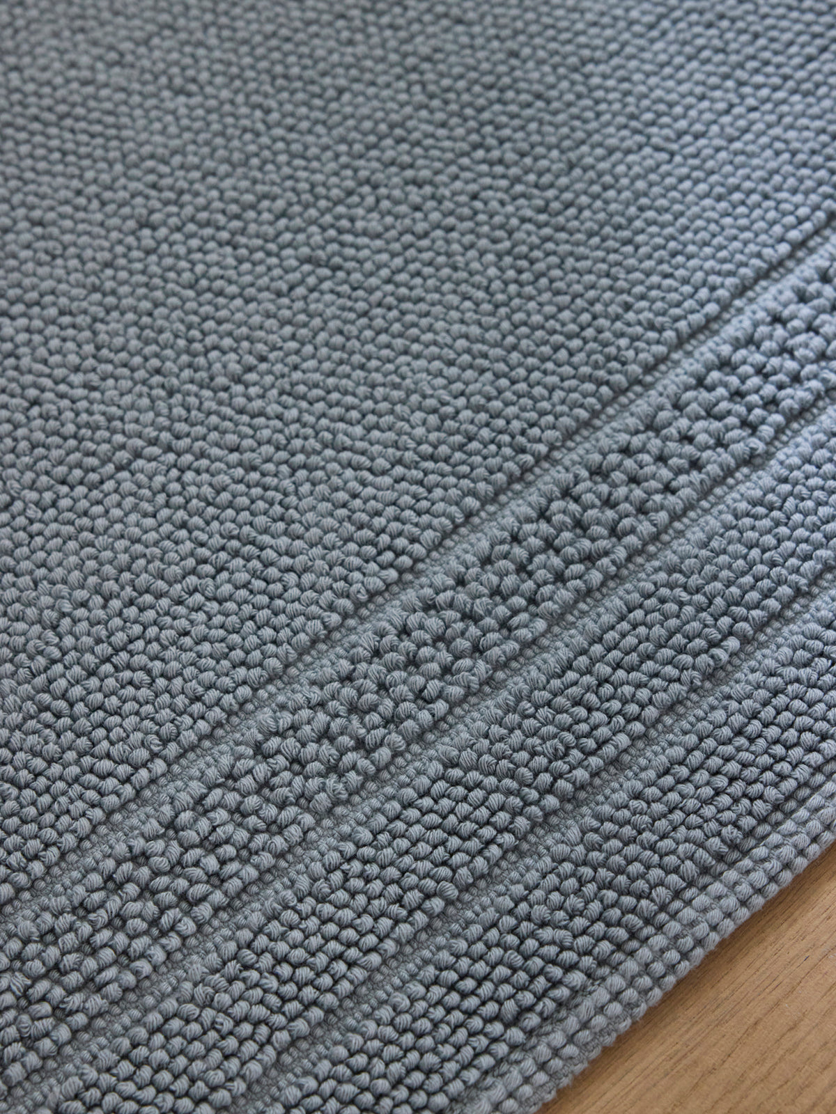 Pile loop bath mat