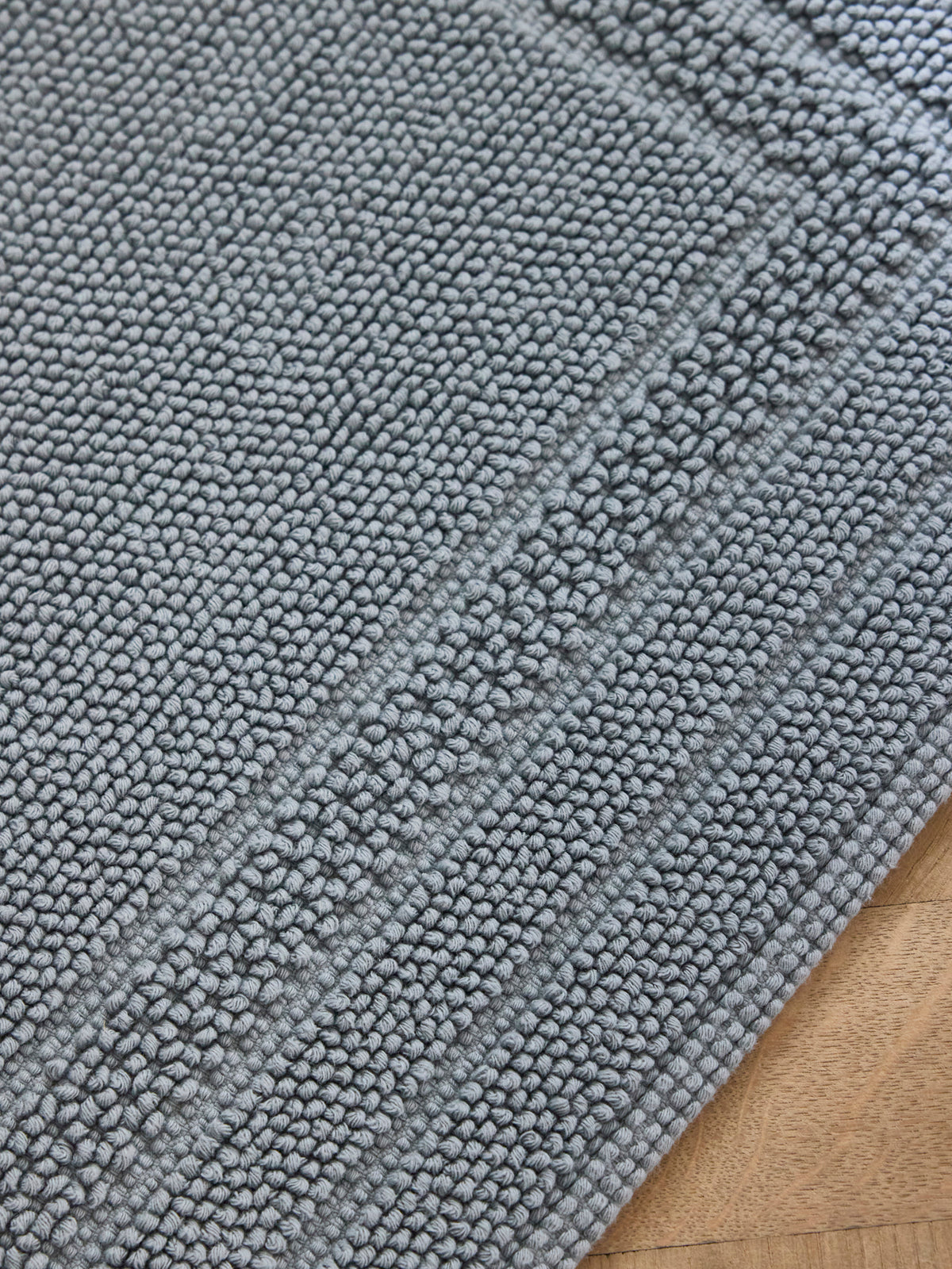 Pile loop bath mat