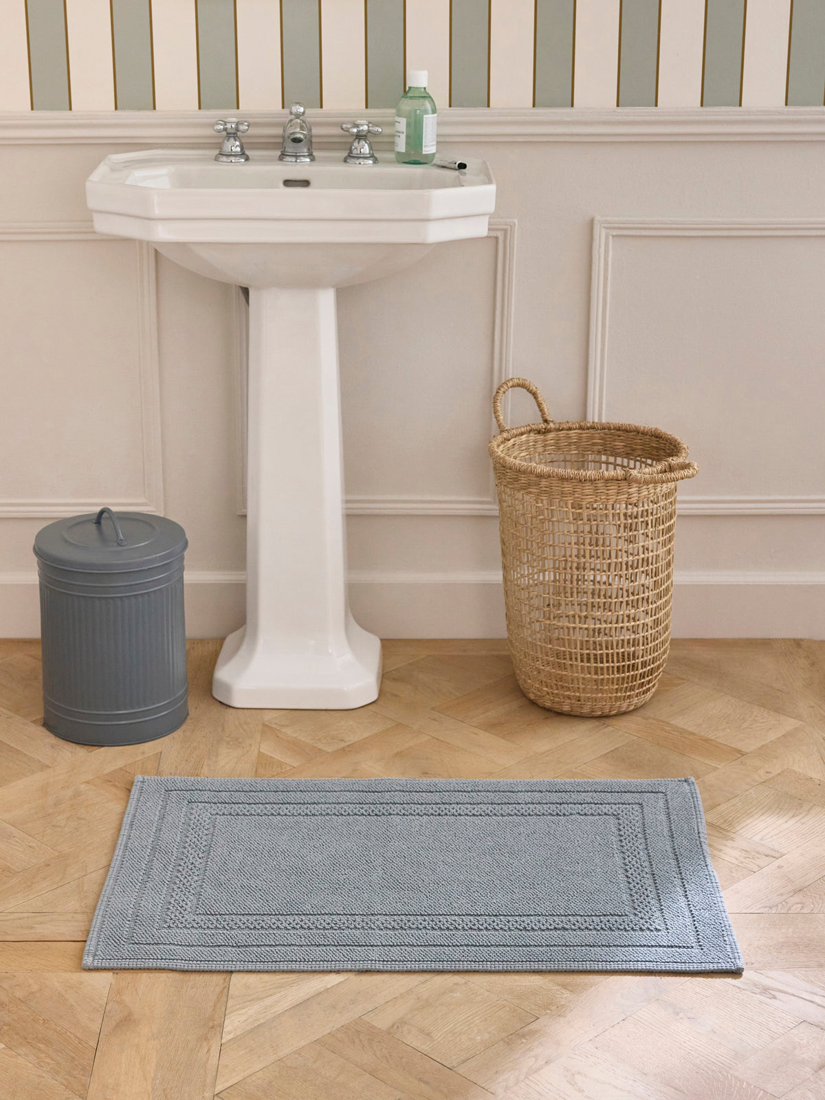 Pile loop bath mat