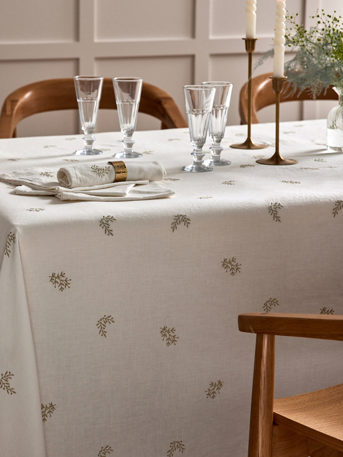 Woven coton tablecloth with golden embroidered details