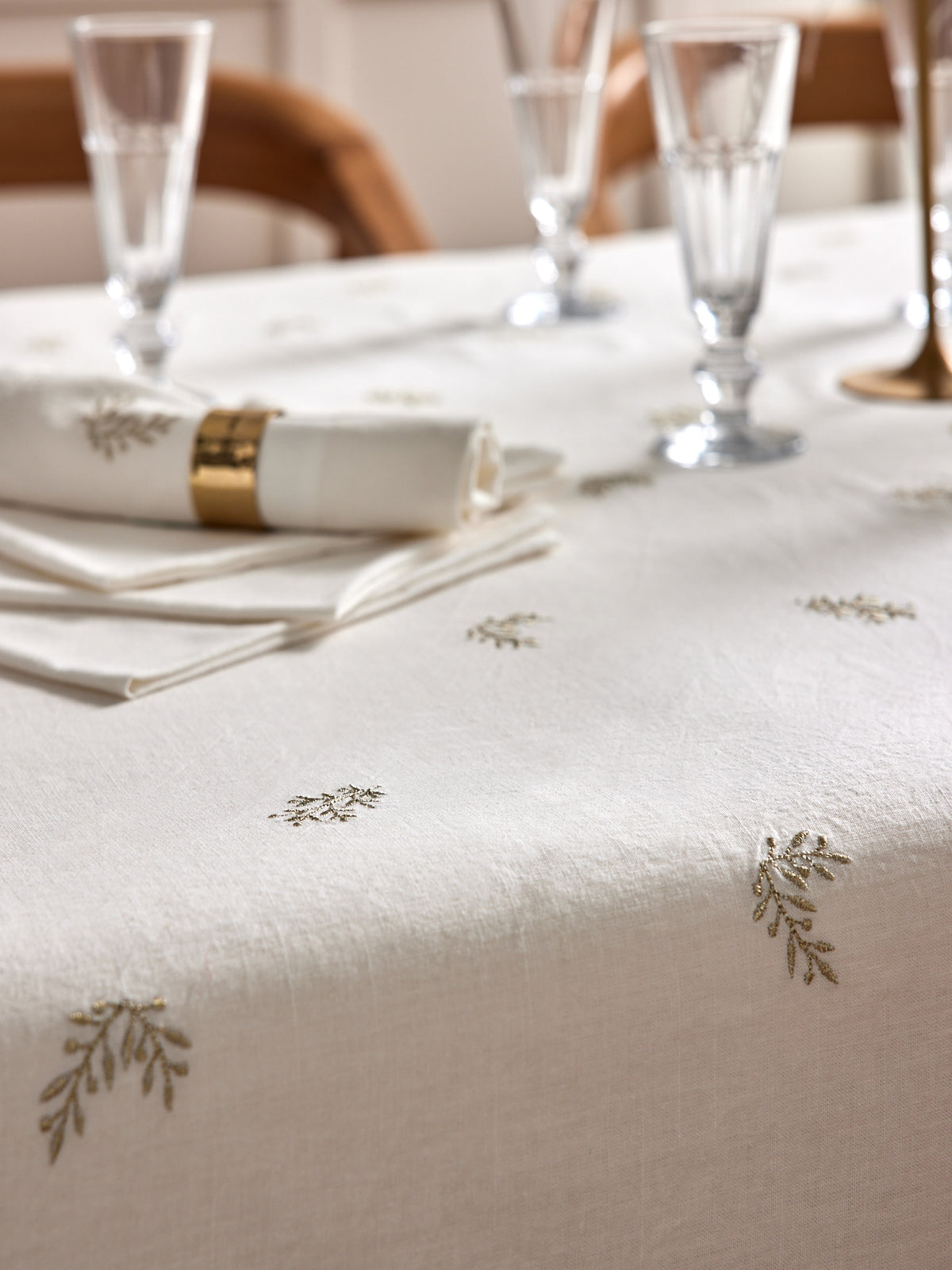 Woven coton tablecloth with golden embroidered details