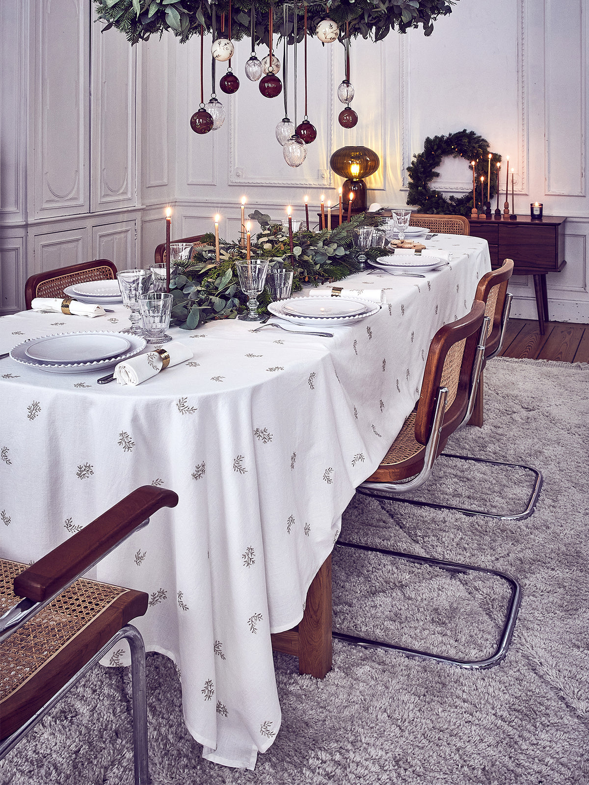 Woven coton tablecloth with golden embroidered details