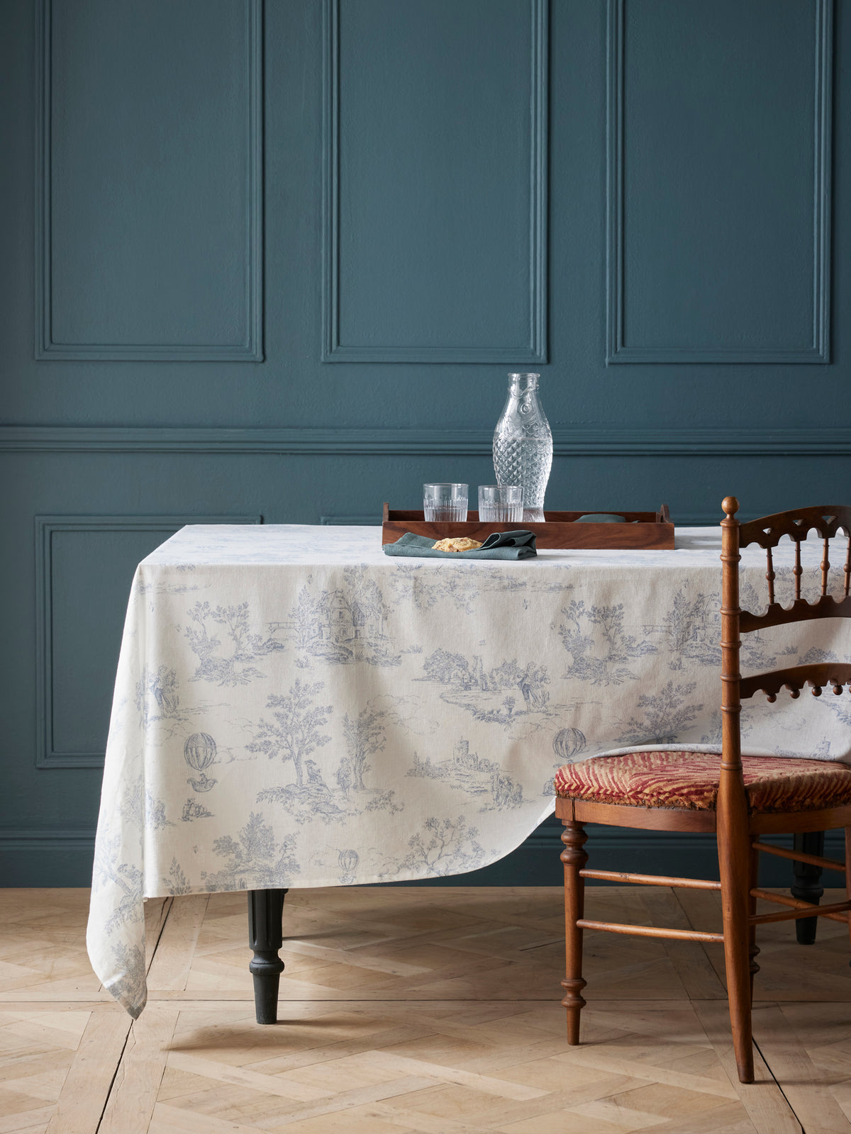 Jouy-inspired woven cotton tablecloth