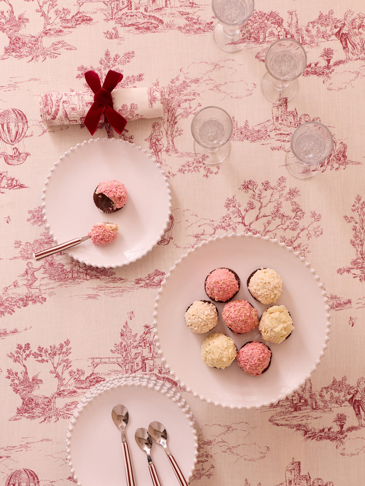 Jouy-inspired woven cotton tablecloth