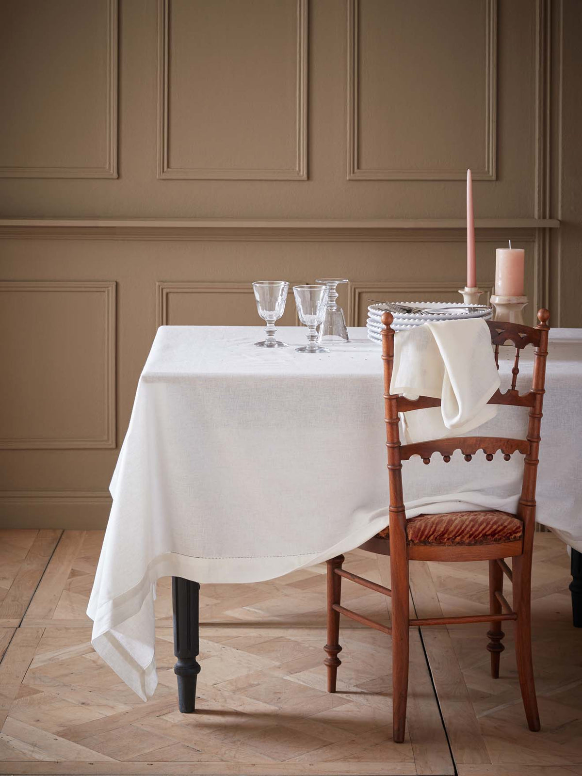 Linen-look woven cotton tablecloth with golden polka dots