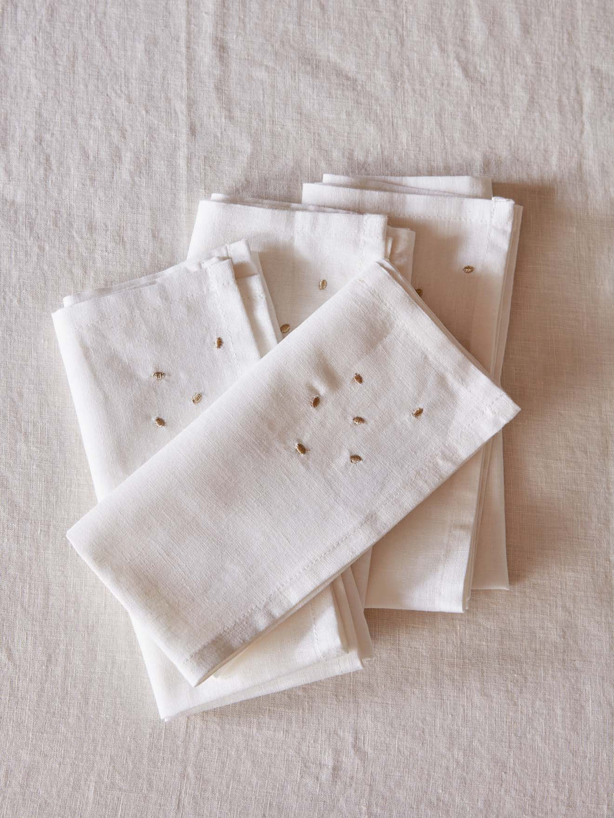 Linen-look woven cotton tablecloth with golden polka dots