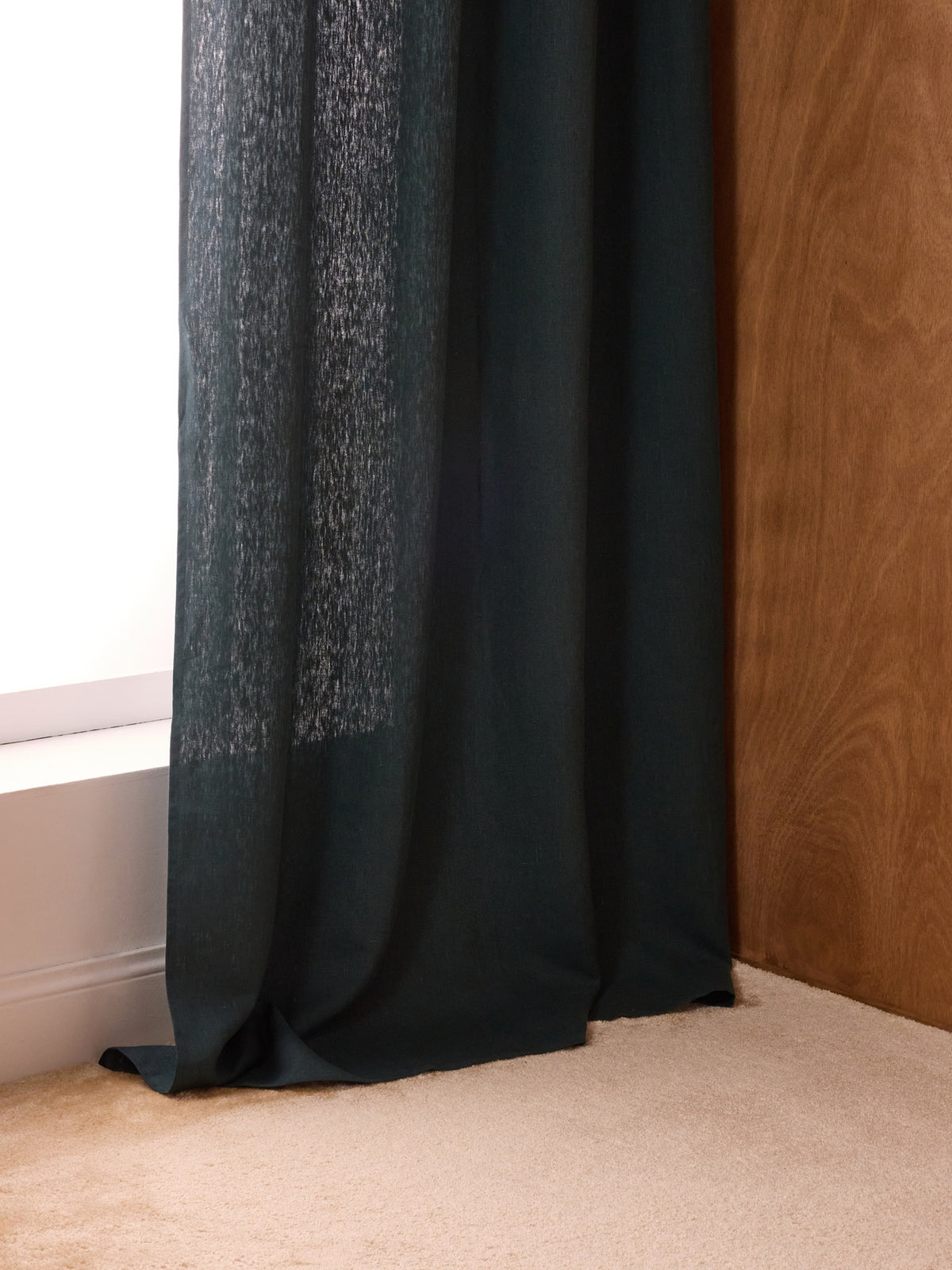 Linen curtain with grommets