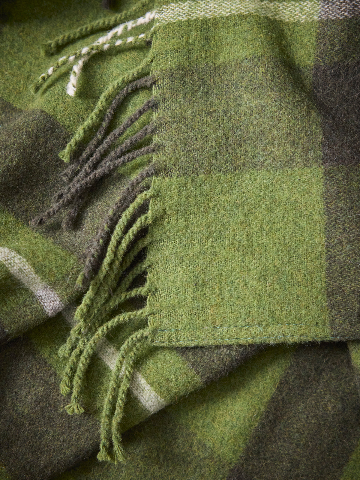 Wool-rich tartan throw blanket