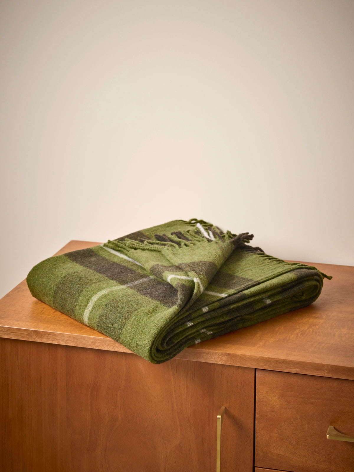 Wool-rich tartan throw blanket