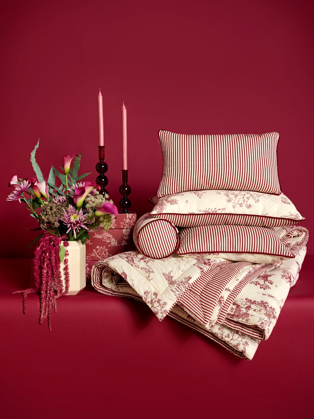 Coussin volanté esprit toile de jouy