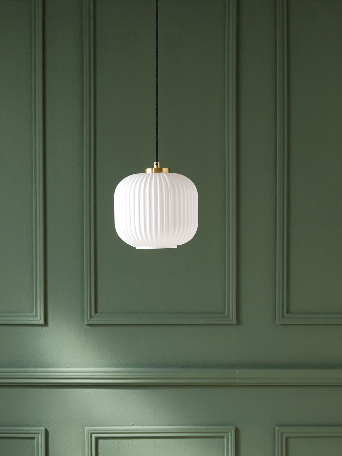 Hanging spherical lamb with ridged glass