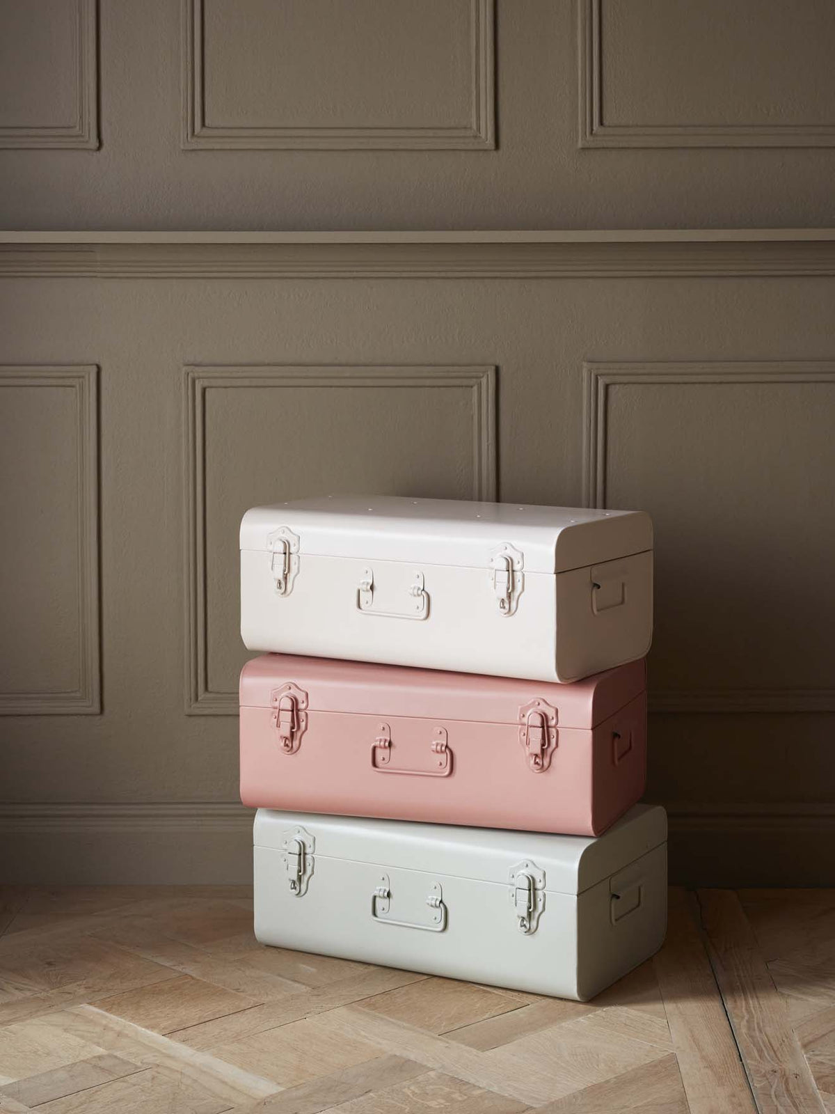 Metal storage trunk