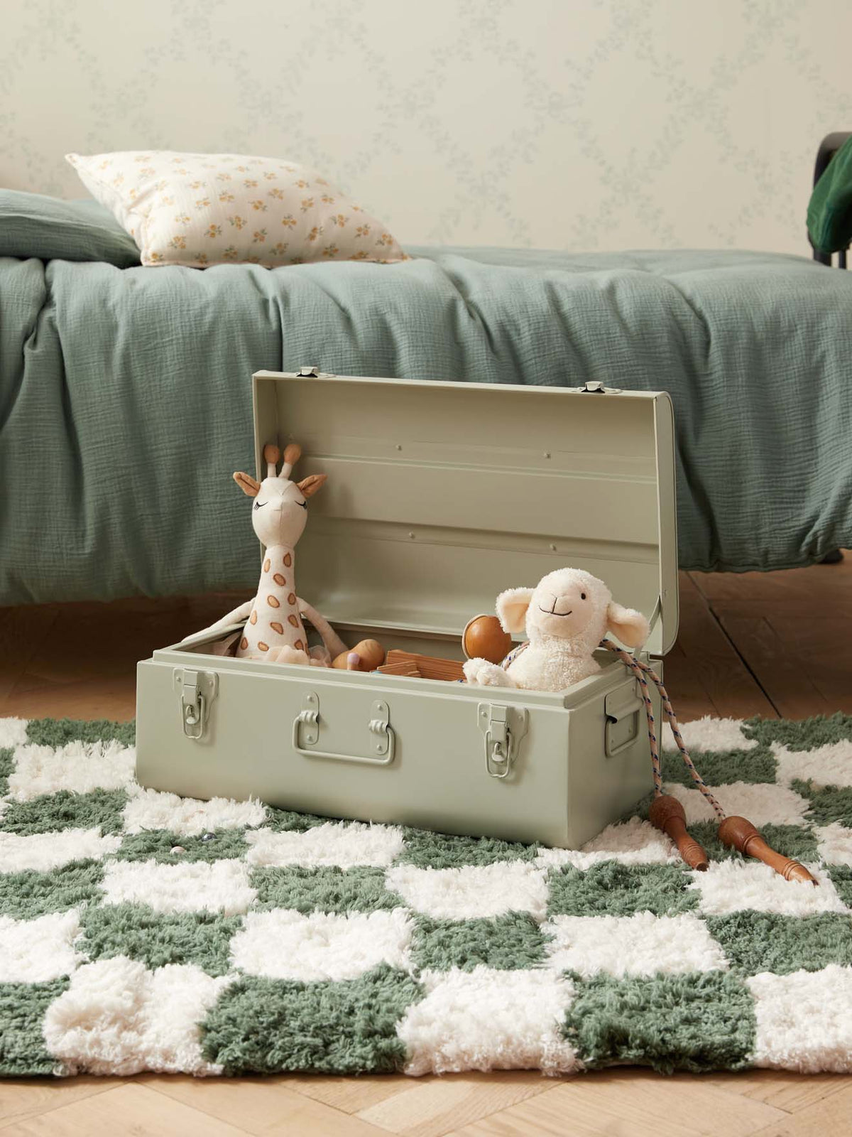 Metal storage trunk