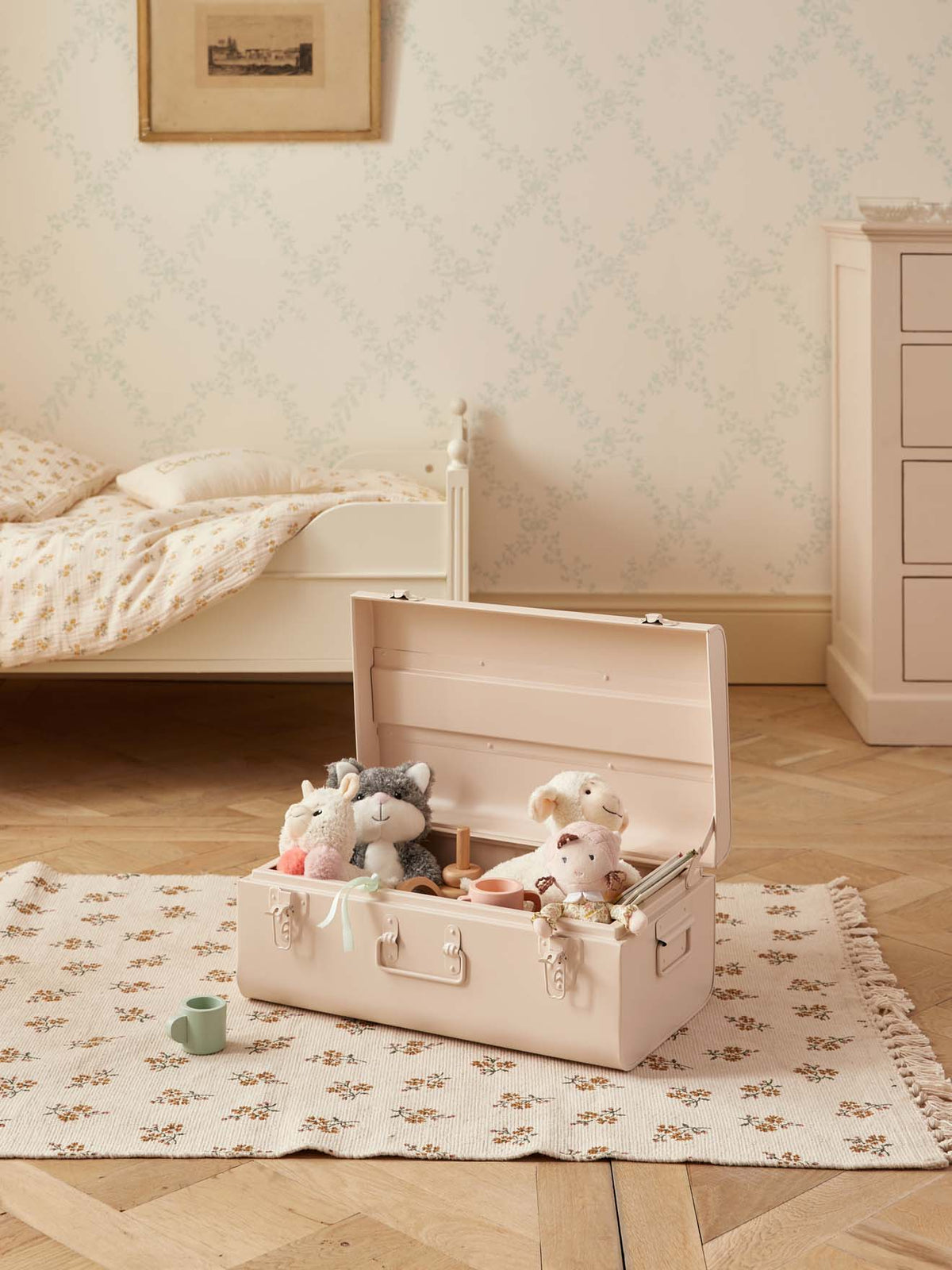 Metal storage trunk